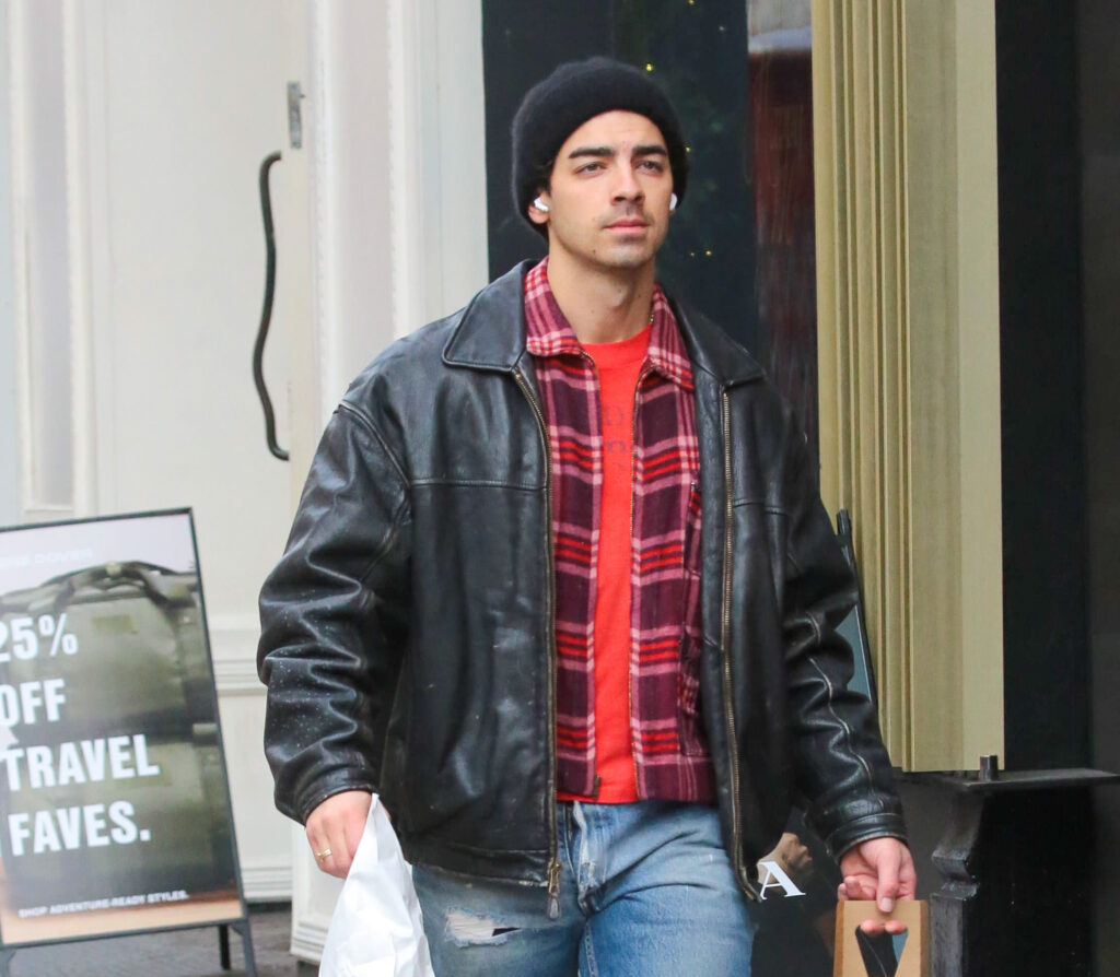 Joe Jonas anuncia novo álbum solo 1 Joe Jonas está produzindo novo álbum