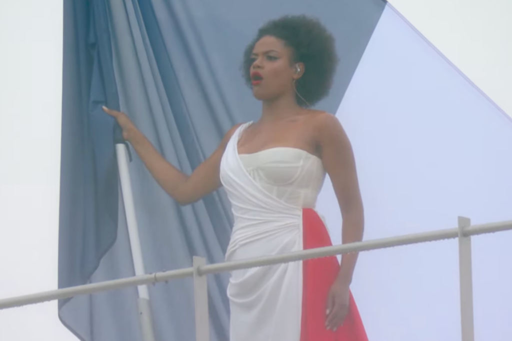Axelle Saint-Cirel: quem é a cantora da Marselhesa na abertura da Olimpíada de Paris 1 Axelle Saint-Cirel se apresentou na abertura dos Jogos Olímpicos de Paris