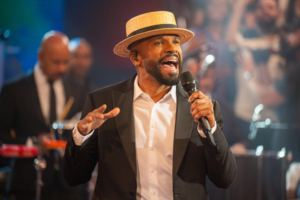 O grupo Só Pra Contrariar, liderado por Alexandre Pires, foi homenageado no 'Altas Horas'