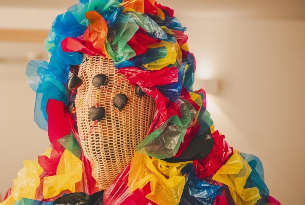 Comemorando 50 anos, DJ MAM 'insiste' na missão de tocar música brasileira 1 O carioca DJ MAM vestido como Caboclo Exu do Rio