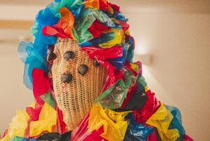 O carioca DJ MAM vestido como Caboclo Exu do Rio