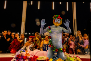 O cantor Philippe Katerine participou do ato 'Festivity' da abertura dos Jogos Olímpicos de Paris