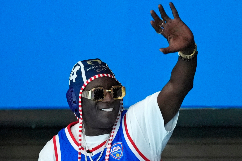 Após apelo, Flavor Flav, do Public Enemy, patrocina time feminino de polo aquático 1 Mesmo não competindo, Flavor Fav é um dos destaques dos Jogos Olímpicos de Paris