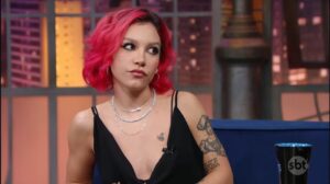 A cantora Priscilla, no 'The Noite'