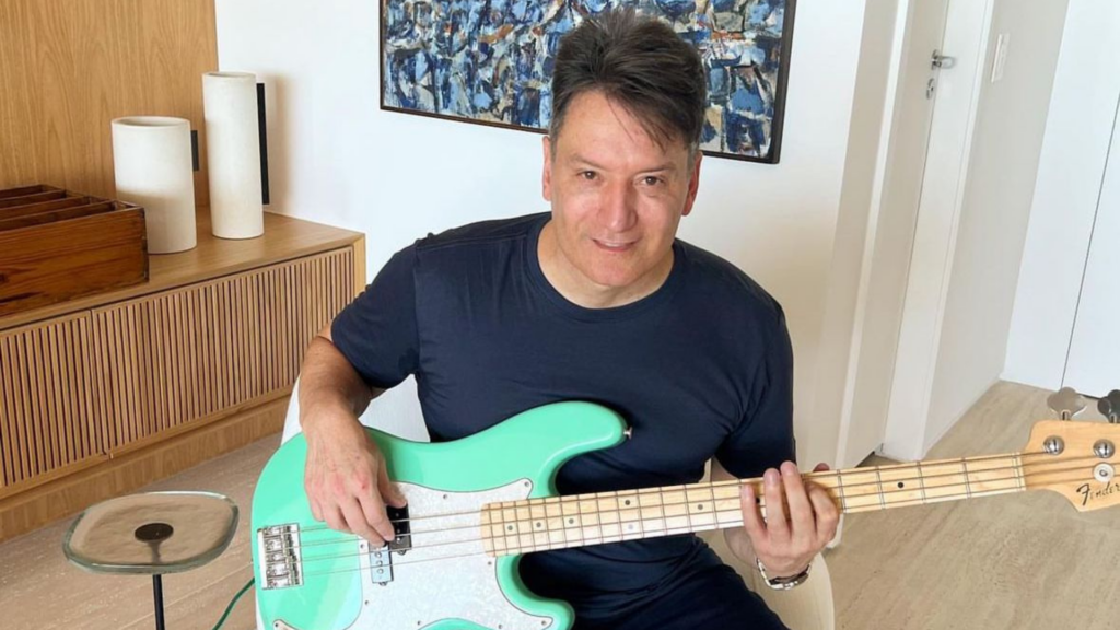 O narrador Luiz Carlos Jr. viralizou nas redes tocando baixo