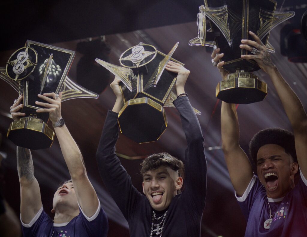 Fenômeno na internet, aniversário da Batalha da Aldeia é ainda melhor ao vivo 1 Apollo, Tavin e Neo, trio vencedor da Bda 8 ANOS