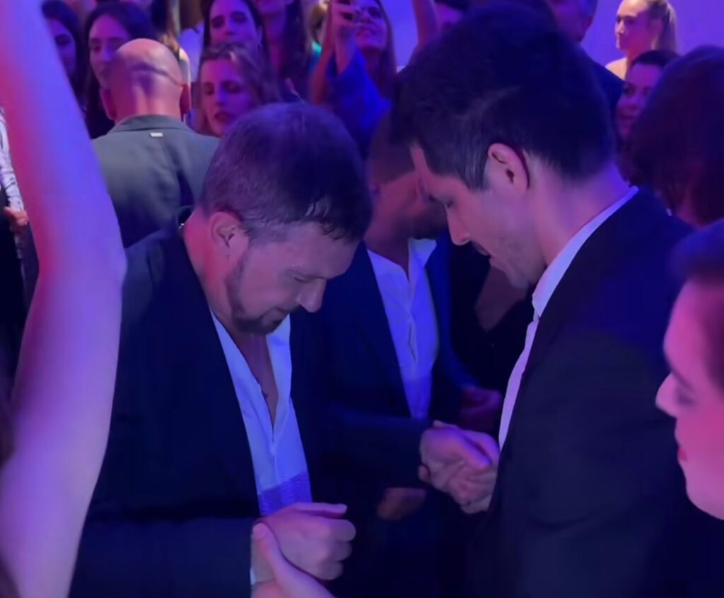 Antonio Banderas e Romulo Estrela sambam durante evento no Rio de Janeiro