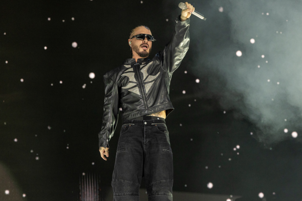 J Balvin homenageia seu primeiro carro em 'RAYO', seu novo álbum 1 O último disco de inéditas de J Balvin foi lançado em 2021