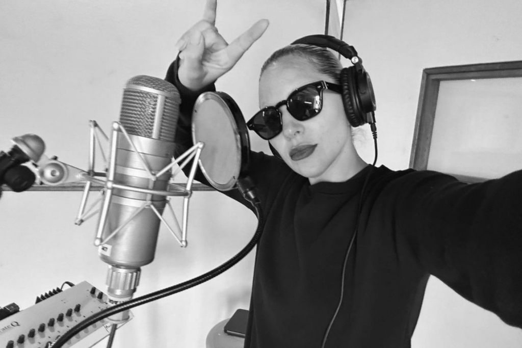 Lady Gaga volta aos estúdios: 'É como meditação' 1 Lady Gaga mostrou bastidores de momentos de gravação