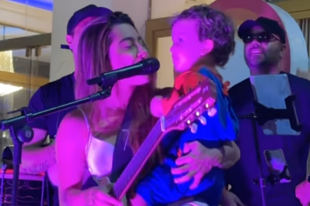 Lauana Prado brinca e canta com filho da namorada, Tati Dias 1 Lauana Prado cantando com Bento, filho de sua namorada, Tati Dias