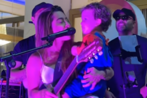 Lauana Prado cantando com Bento, filho de sua namorada, Tati Dias