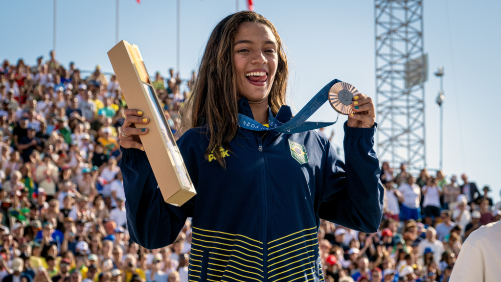 Como Djavan ajudou Rayssa Leal a ganhar a medalha de bronze na Olimpíada de Paris 1 Mascara Billboard 1600 x 90022