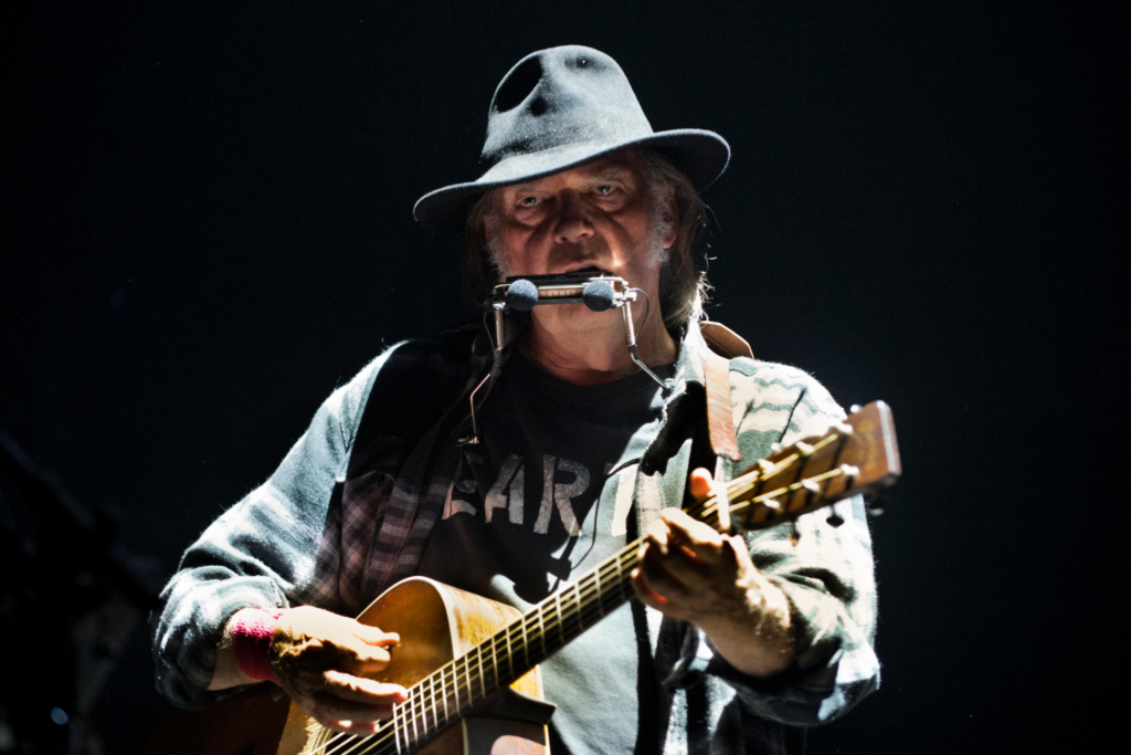 Após cancelamento repentino de turnê, Neil Young volta aos palcos em setembro 1 Neil Young