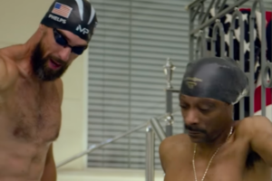 O medalhista Michael Phelps deu algumas lições de natação para o rapper Snoop Dogg