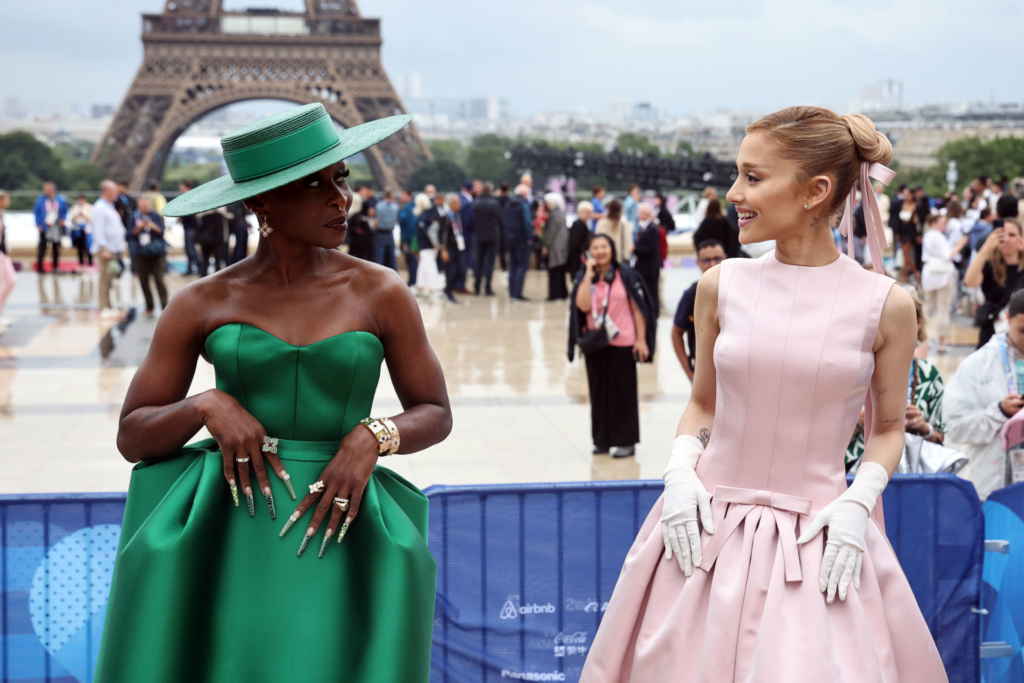 'Wicked', com Ariana Grande, divulga novo teaser durante abertura das Olimpíadas 1 Cynthia Erivo e Ariana Grande interpretam as protagonistas de 'Wicked'