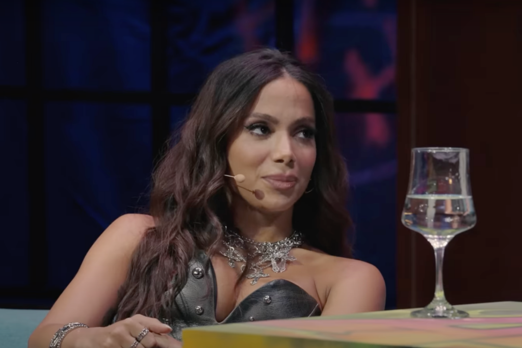 Anitta surpreende com freestyle sobre a carreira: 'Era pobre e feia' 1 anitta The Juanpis Live Show na Colombia