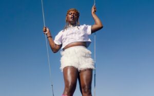 Liniker no clipe de 'Tudo', single do álbum 'Caju'