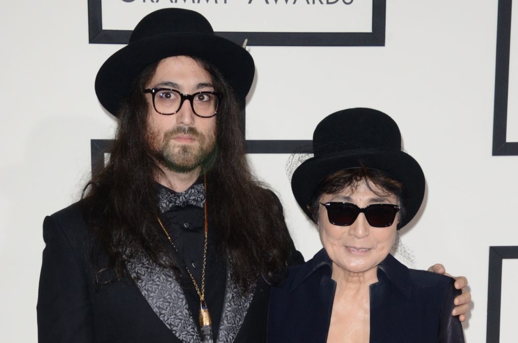 Filho de Yoko Oko diz que a mãe 'nunca superou relacionamento' com John Lennon 1 Sean Ono Lennon com a mãe, Yoko Ono
