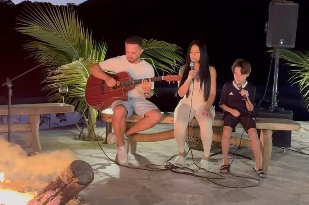 Vídeo: Simaria canta música gospel ao lado do filho caçula 1 Simaria com Pawel