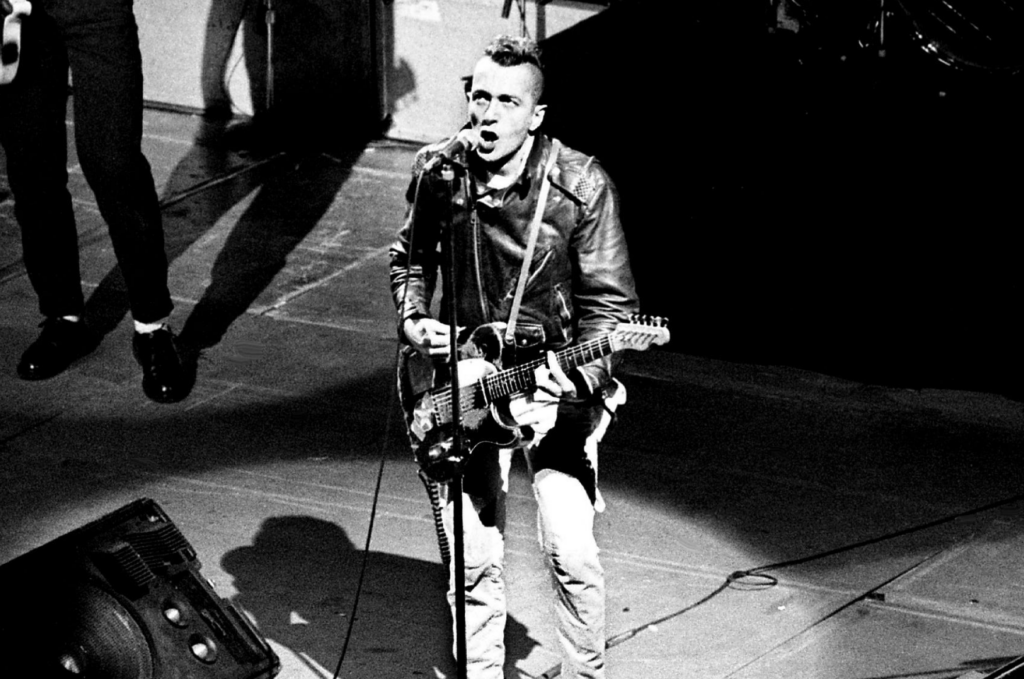 The Clash e os punks de Hamburgo: briga generalizada marcou show da banda 1 Joe Strummer, do The Clash, em 1984