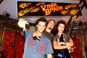 Guilherme Berenguer, João Velho e Marjorie Estiano como a Vagabanda em 'Malhação' (2004)