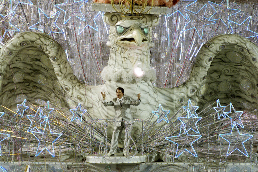 Silvio Santos foi homenageado no Carnaval do Rio de Janeiro; relembre 1 Silvio Santos foi homenageado no Carnaval carioca em 2001