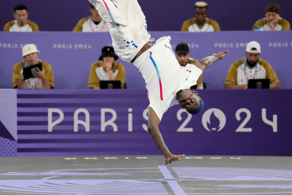 Competidor francês de breaking durante Olimpíadas de Paris