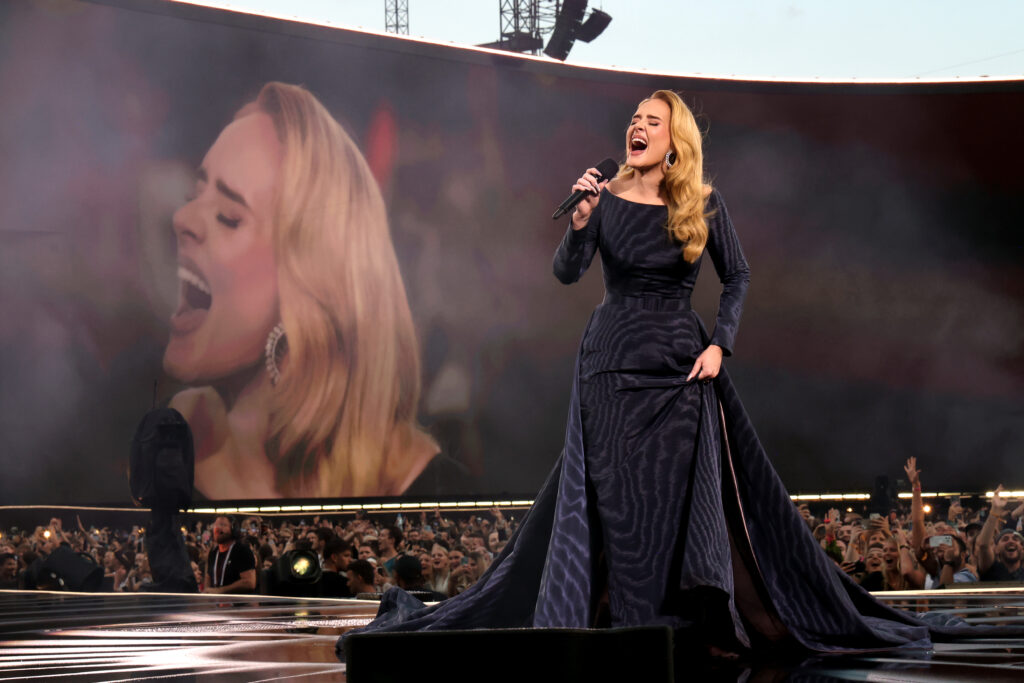 Adele abre turnê na Alemanha com show em estrutura de R$ 250 mi de olho no Guiness 1 Telão de Adele pode entrar no Guiness