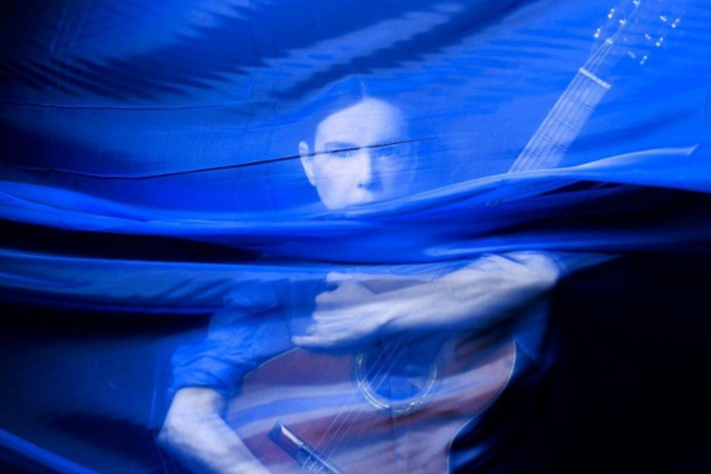 Adriana prepara voz e violao no blue note 1