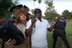 Akon faz serenata enquanto policia prende suspeito de pedofilia