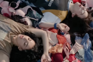 A dupla Charli XCX e Billie Eilish: responsáveis por um prolongamento do "verão Brat"