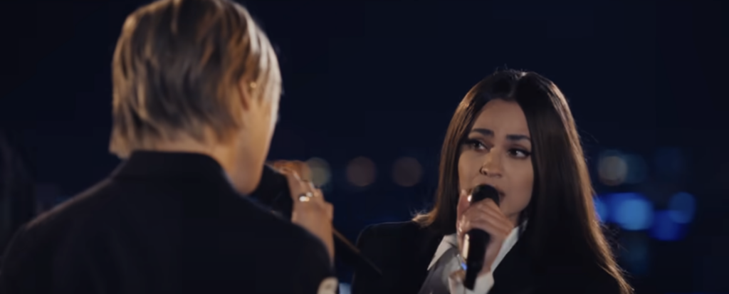 Jimin, do BTS, se junta a Sofia Carson em conteúdo especial 1 Jimin, do BTS, e Sofia Carson durante performance de "Slow Dance"