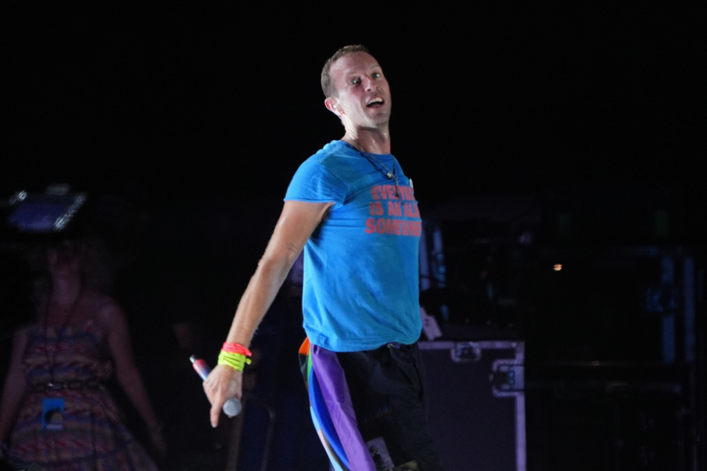 Coldplay quebra recorde e tem a turnê de rock mais lucrativa da história 1 Chris Martin, vocalista do Coldplay no festival Glastonbury