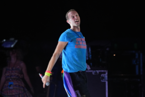 Chris Martin, vocalista do Coldplay no festival Glastonbury