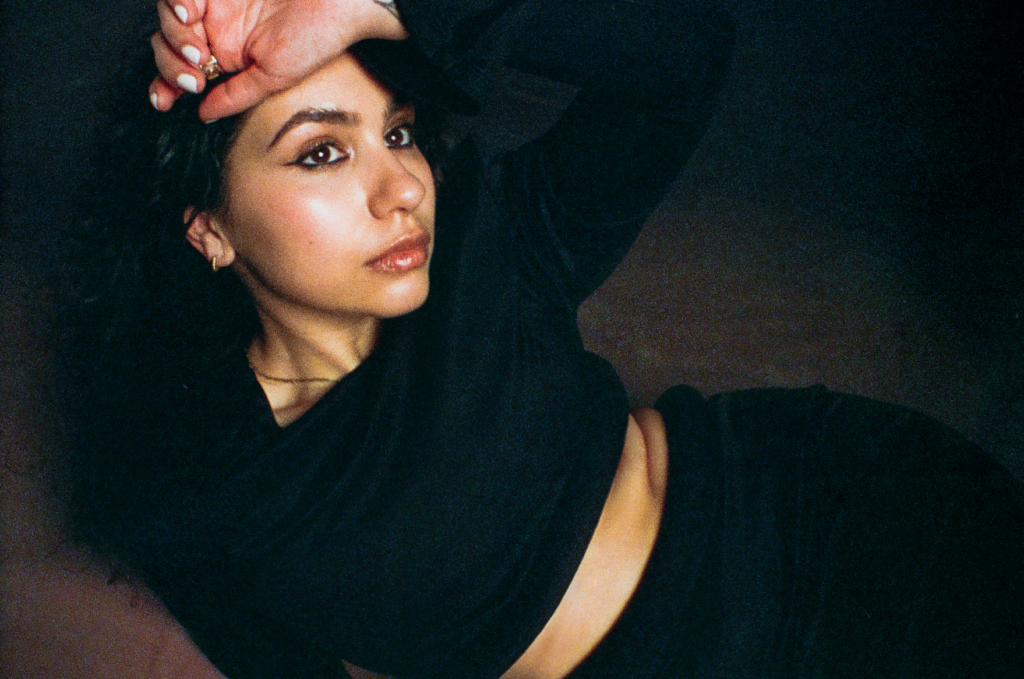 Entrevista: Alessia Cara traduz cura e amadurecimento pessoal em nova fase musical 1 Alessia Cara