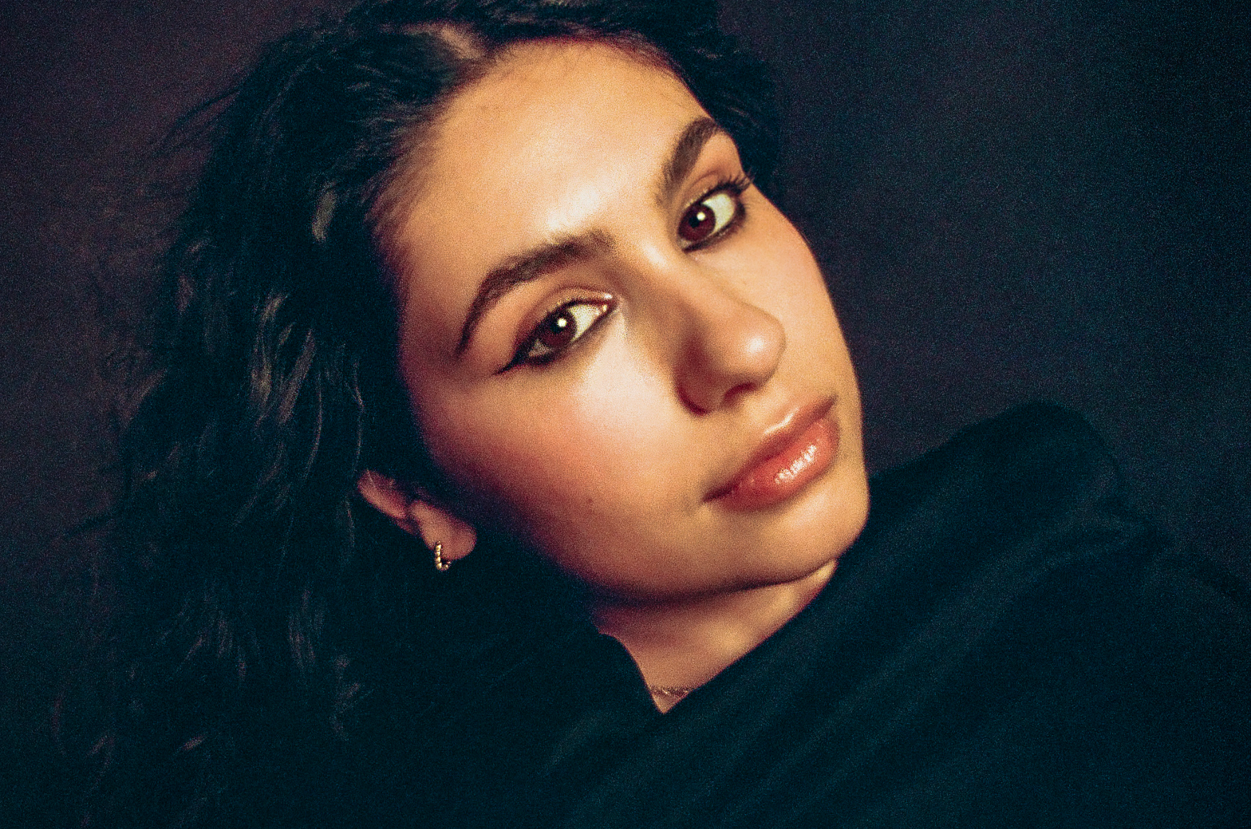 Alessia Cara comenta semelhança com participante do BBB 26