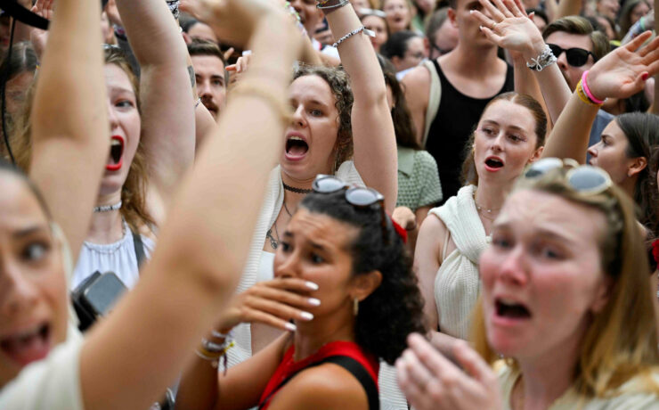 Fãs de Taylor Swift choraram com o cancelamento do show em Viena, na Áustria