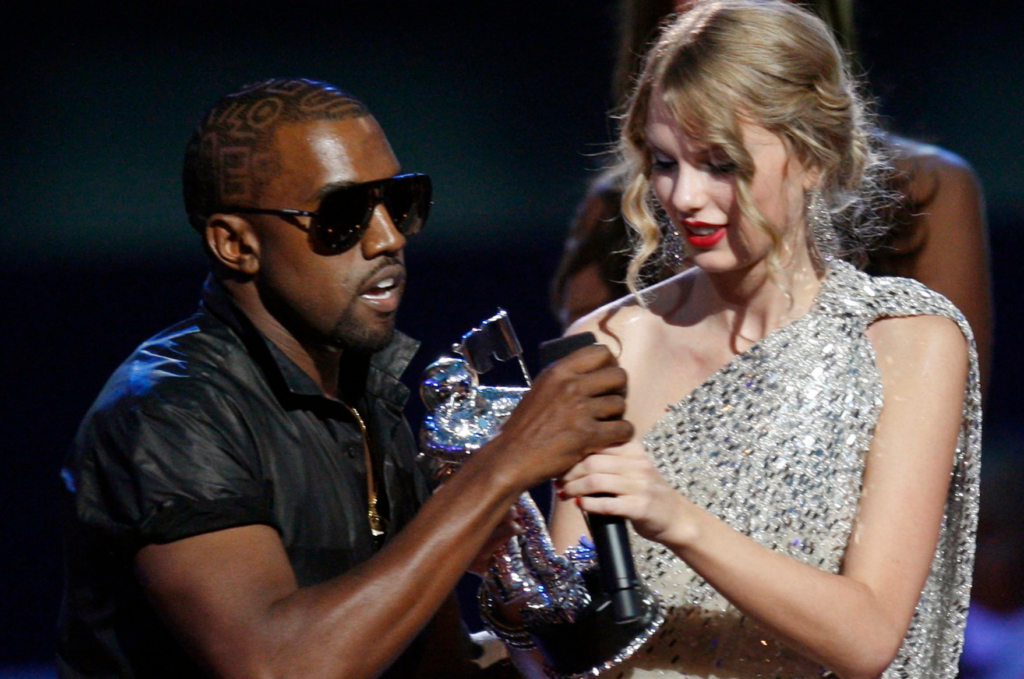 Taylor Swift barra 1º lugar de Kanye West após recorde de 19 anos 1 Kanye West e Taylor Swift no VMA em 2009