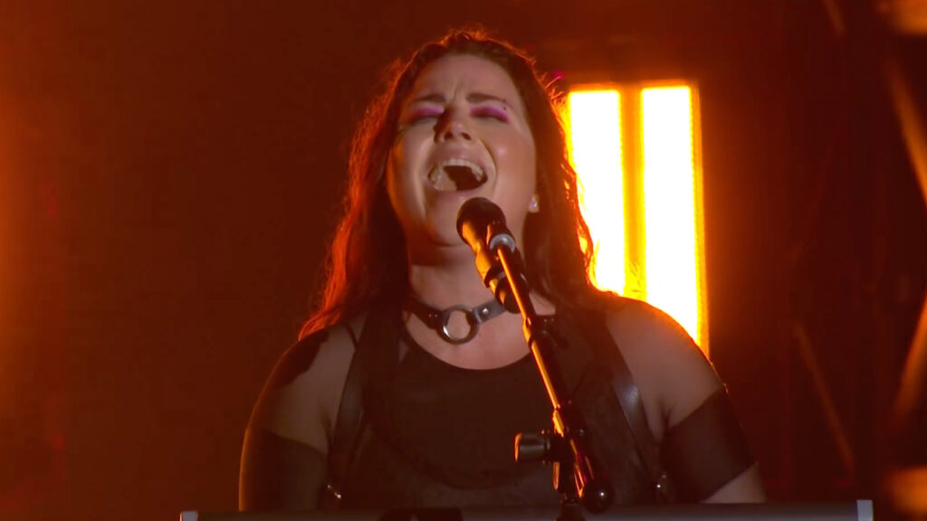 Amy Lee, do Evanescence, cantando no Rock in Rio 2024 (Reprodução)