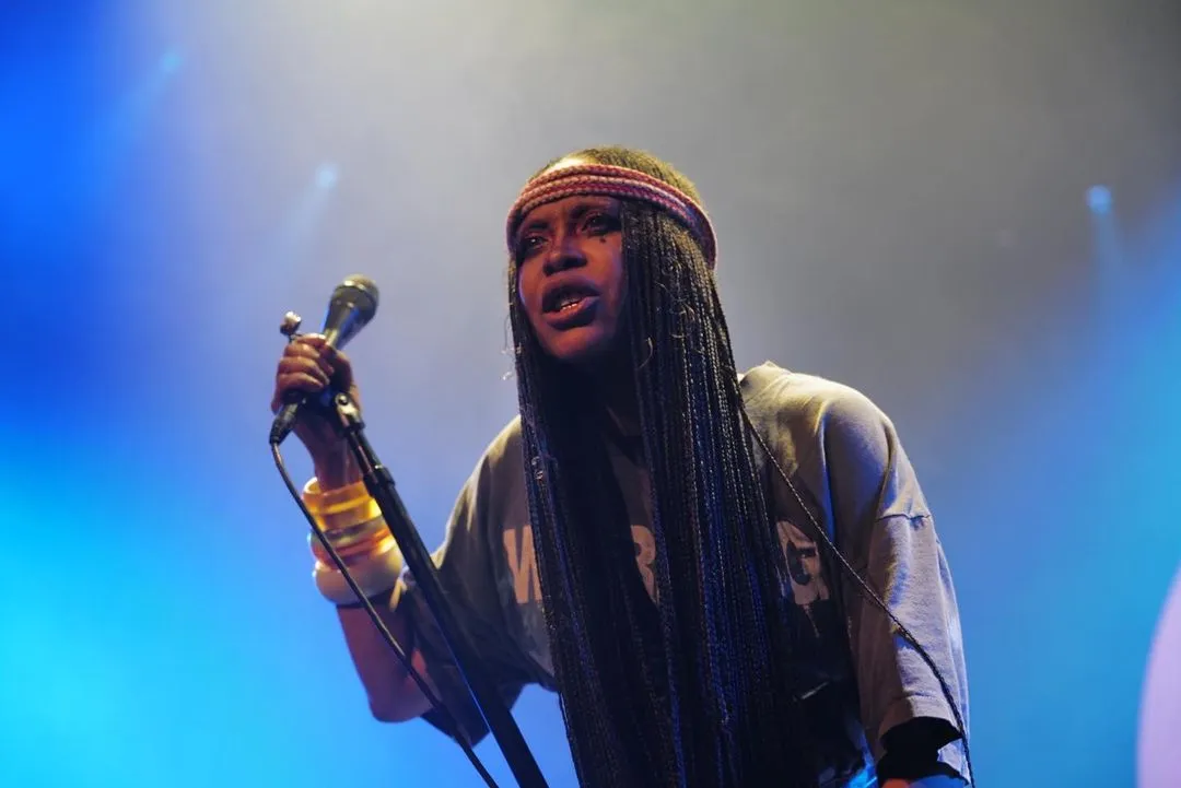 A cantora Erykah Badu durante apresentação em 2020