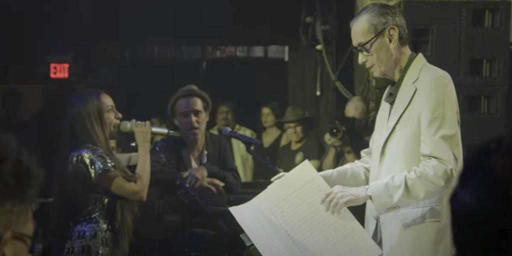 Samantha Schmütz em perfomance ao lado de Arthur Verocai