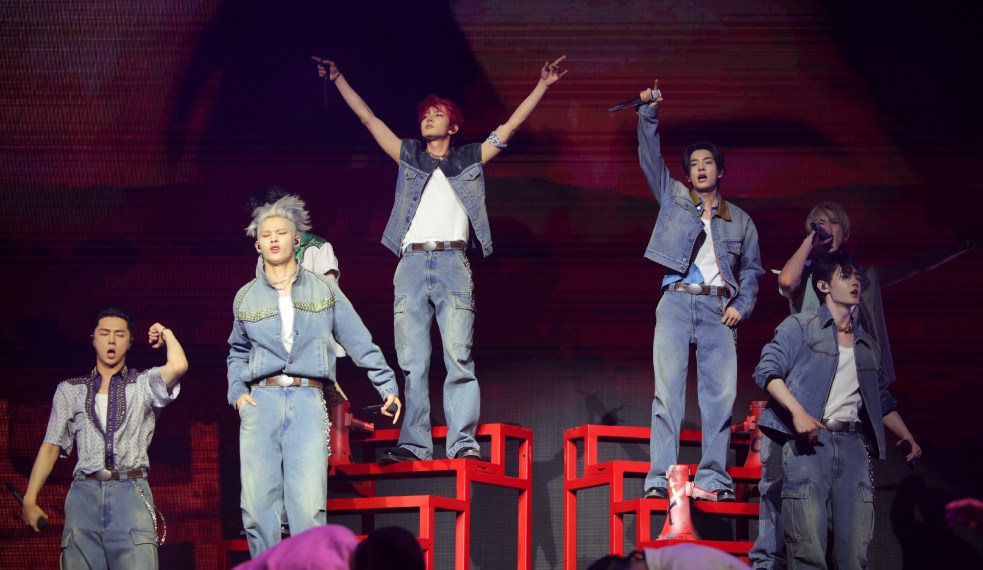 ENHYPEN durante show no Coachella 2025 (Daniel Cole/Reuters)