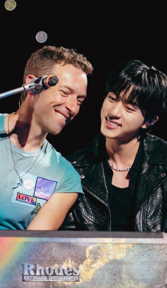 Jin, do BTS, conclui gravações de 'Doriver' da Netflix 2 Jin e Chris Martin