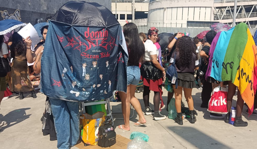 Fila para ver show do Stray Kids no Rio