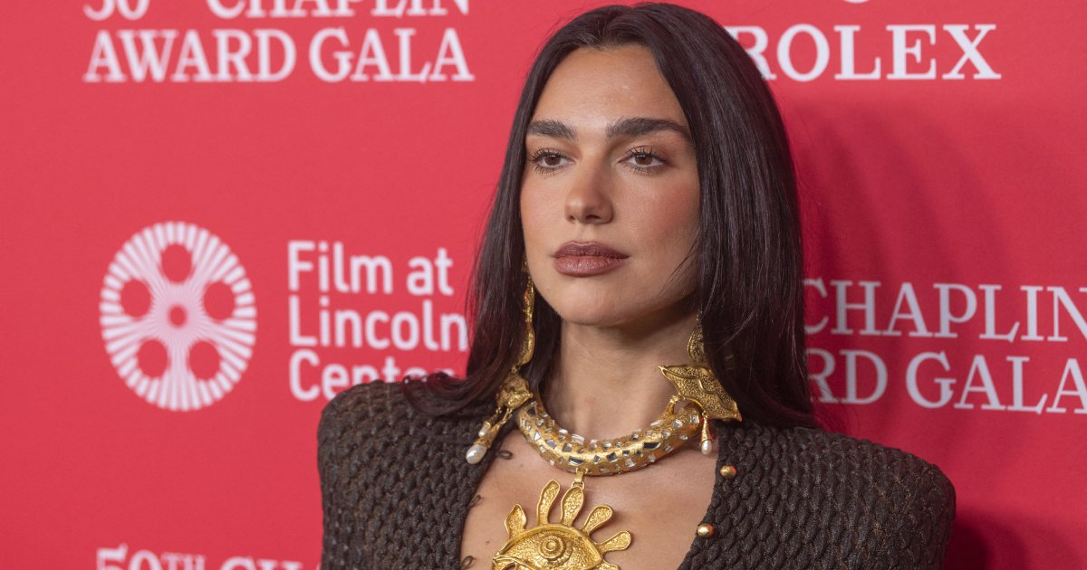 Dua Lipa abre biblioteca de livros censurados em Portugal