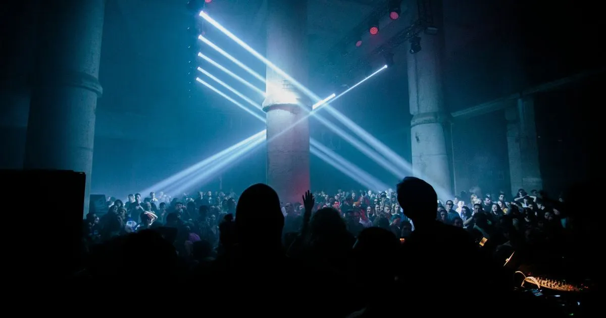 Festa de música eletrônica (créditos reprodução Unsplash)