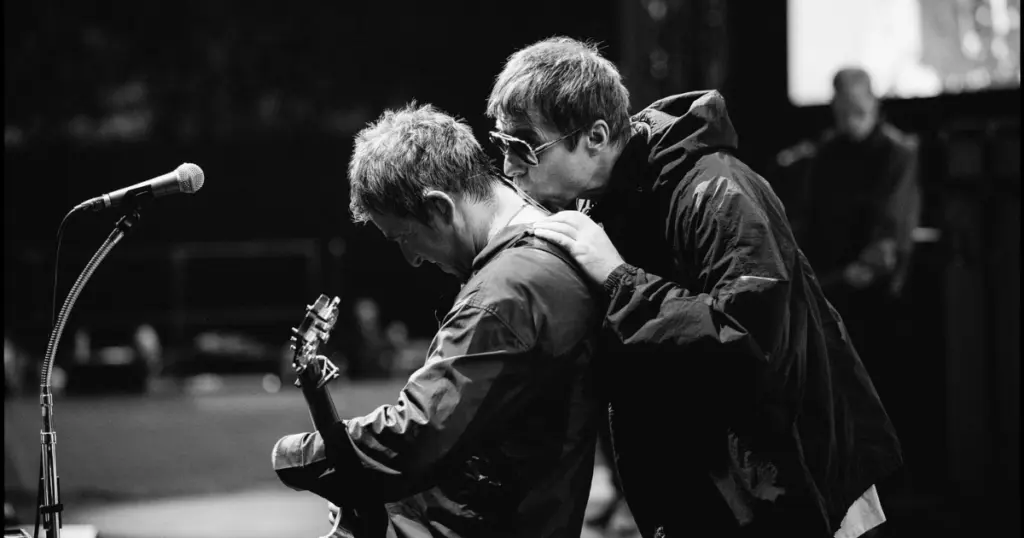 Irmãos Gallaguer do Oasis em momento raro de carinho ( Faceboook)