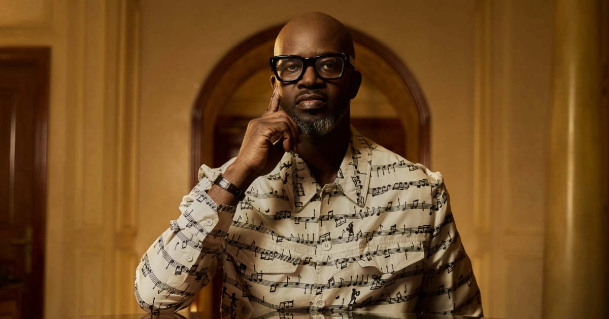 Black Coffee é o destaque da primeira capa da Billboard África (Themba Mokase/Red Hot Ops. Todas as peças de vestuário: acervo do artista)