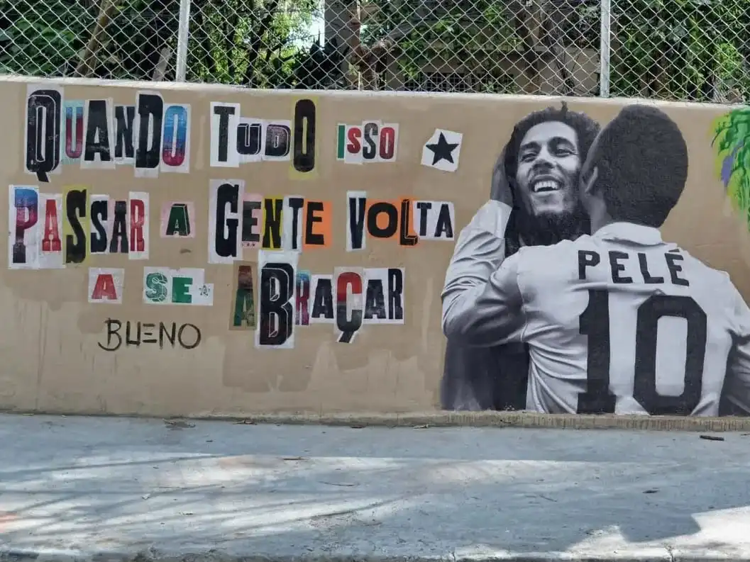 Colagem do "Pelé beijoqueiro'com Bob Marley. Trabalho do artista Luis Bueno