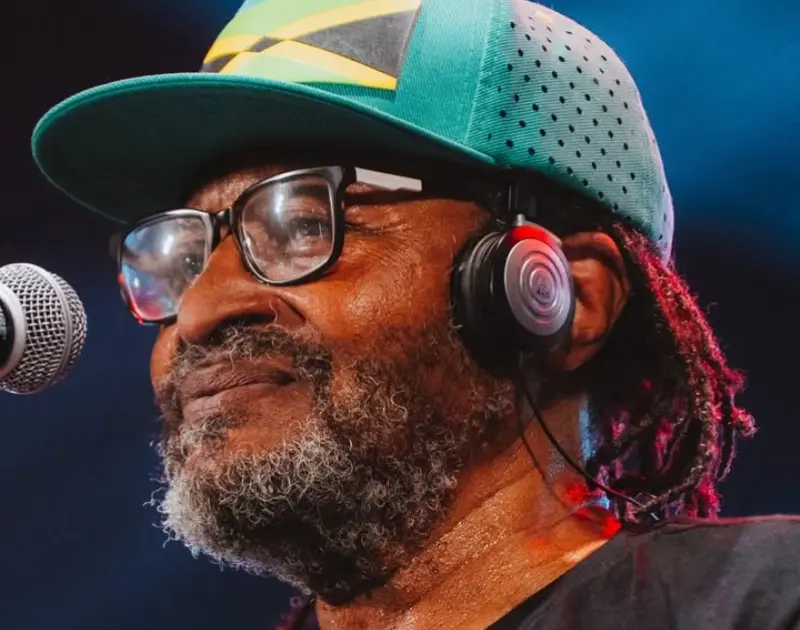 Edson Gomes triunfa com reggae libertário no Lollapalooza Brasil 2026